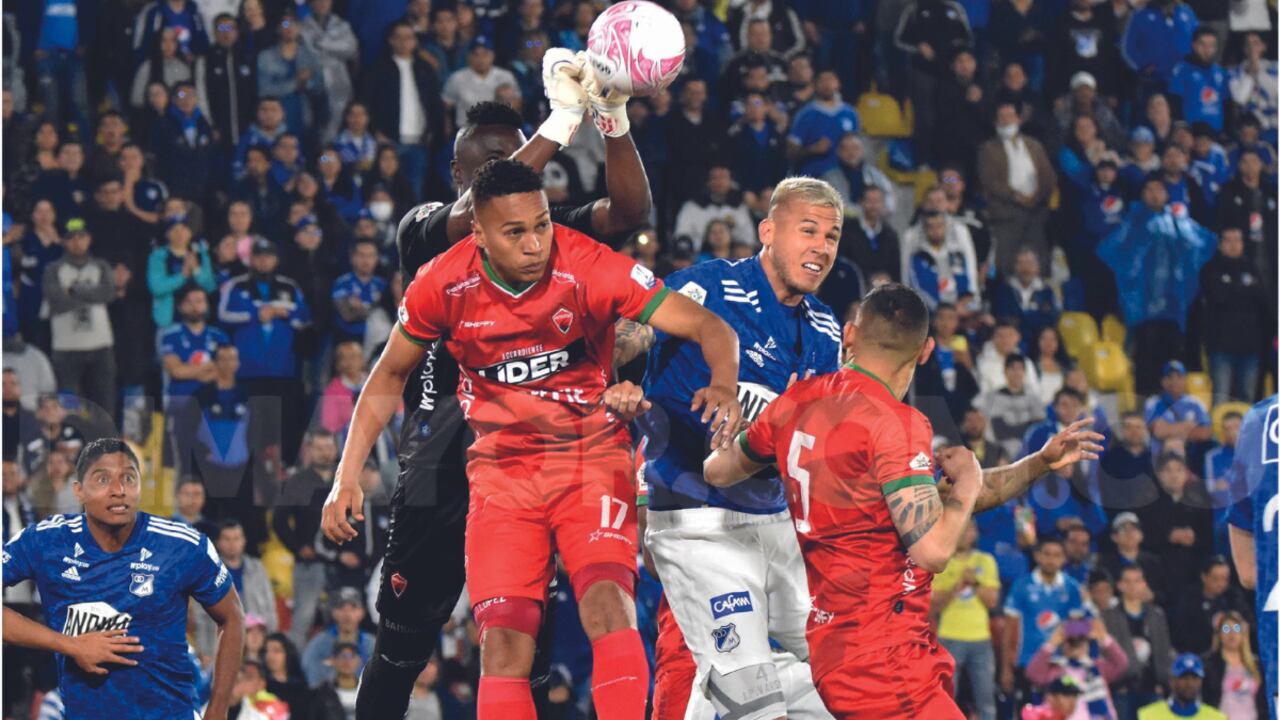Juan Pablo Vargas en disputa de un balón con la defensa de Patriotas.