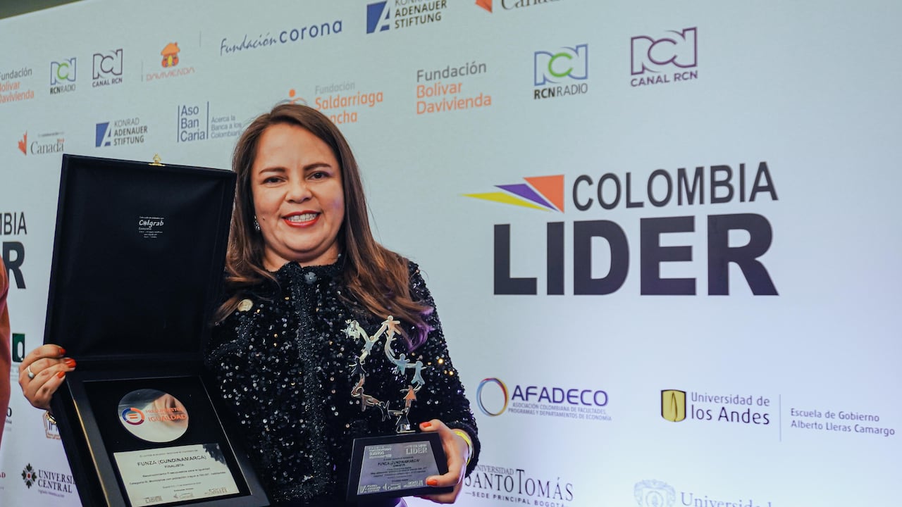 La alcaldesa Jeimmy Villamil, al recibir el premio 'Construyendo Sueños' de Colombia Líder.