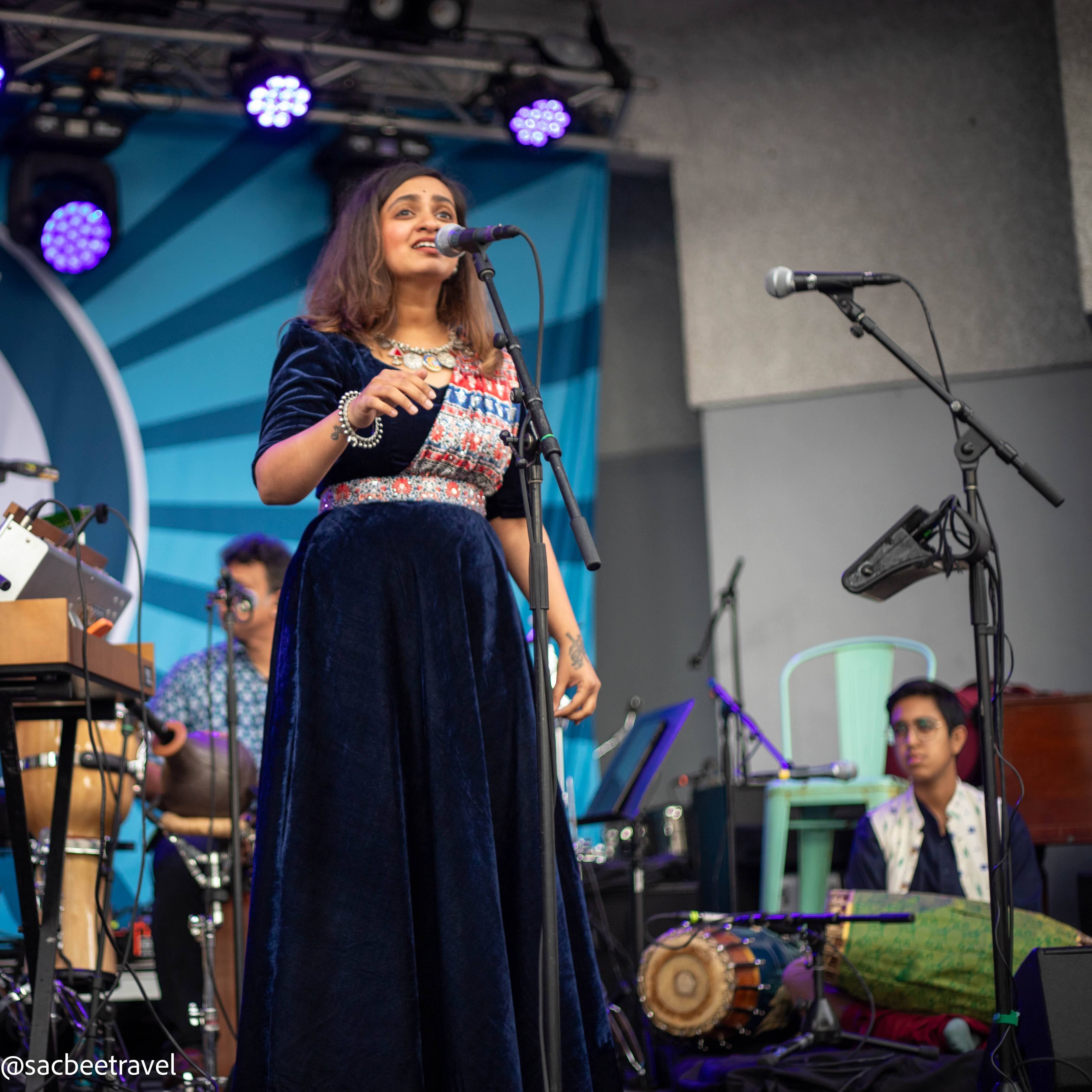 El festival tendrá como invitada a Varijashree Venugopal (India), conocida por su virtuosismo vocal y su habilidad para combinar la tradición clásica de la música carnática india con el jazz contemporáneo.