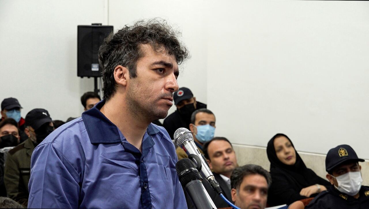 Saleh Mirhashemi asiste a su juicio en el tribunal de la ciudad de Isfahan, Irán. Irán el viernes 19 de mayo de 2023 ejecutó a tres hombres acusados de violencia mortal durante las protestas antigubernamentales del año pasado a pesar de las objeciones de los grupos de derechos humanos.
