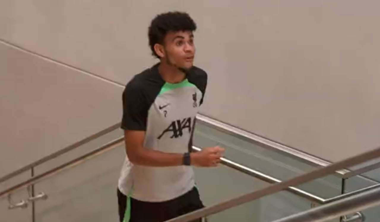 Luis Díaz volvió sonriente al Liverpool tras su paso por la Selección Colombia