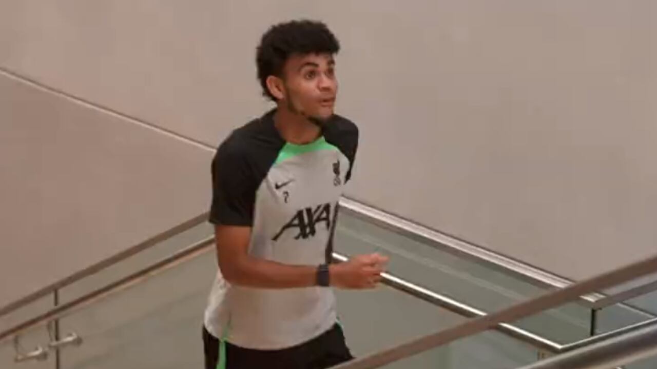 Luis Díaz volvió sonriente al Liverpool tras su paso por la Selección Colombia