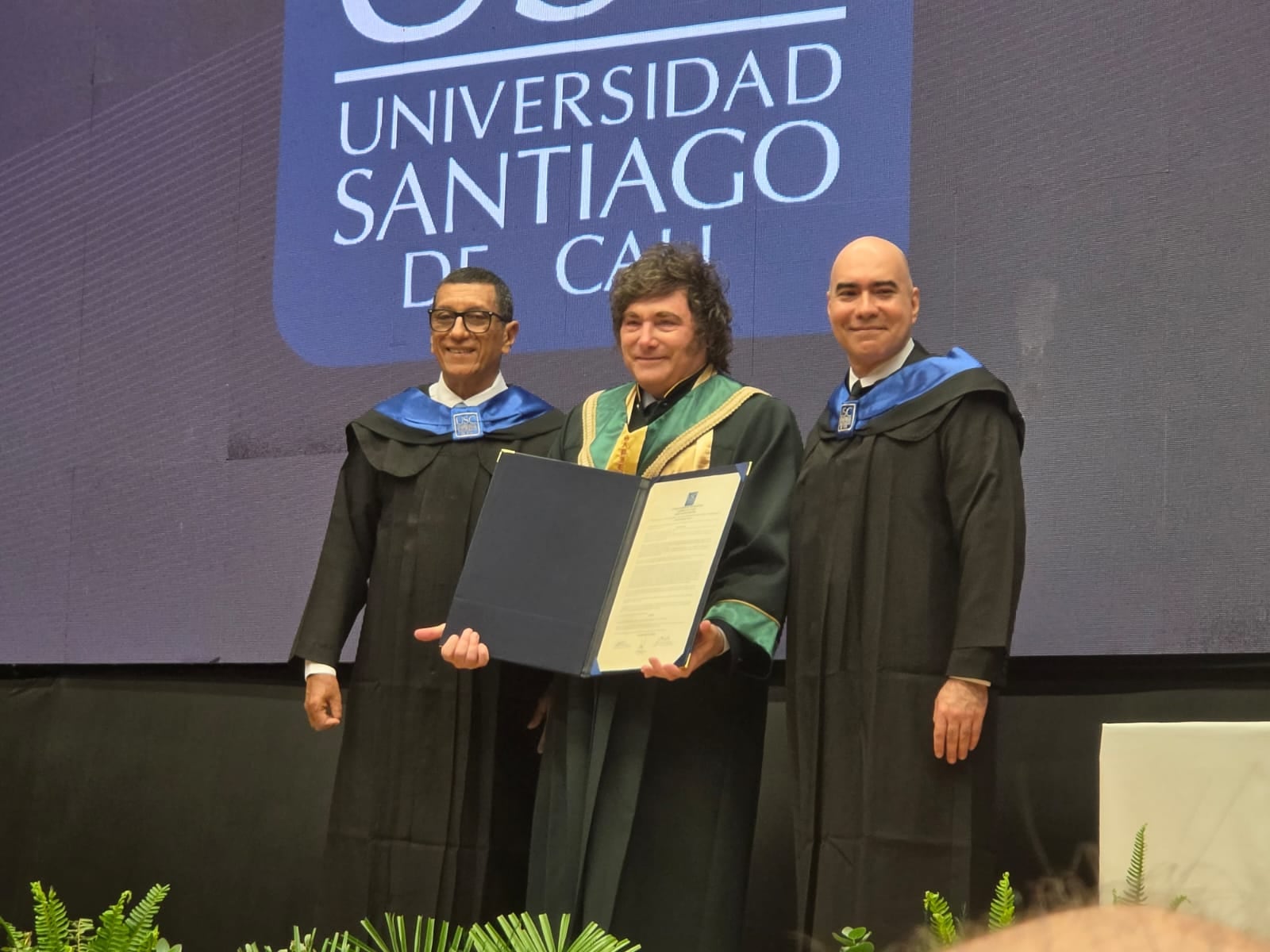 Javier Milei recibiendo el título de Doctor Honoris Causa en Administración