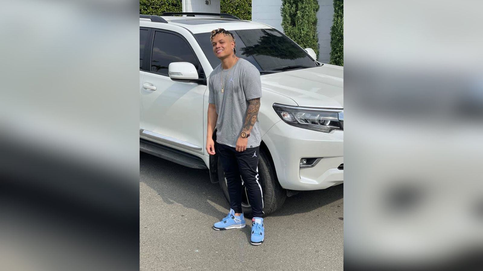 El influencer asegura que los ladrones fueron por su cadena de oro.