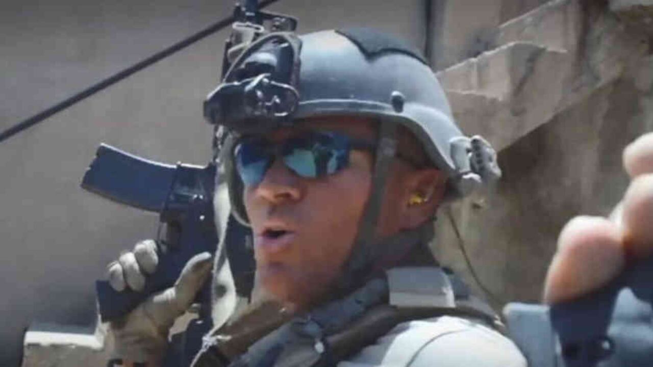 Un video promocional de Silvercorp presenta a Goudreau en distintas labores de seguridad.