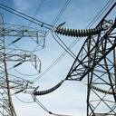 Líneas eléctricas de alta tensión que se conectan con una gran subestación eléctrica