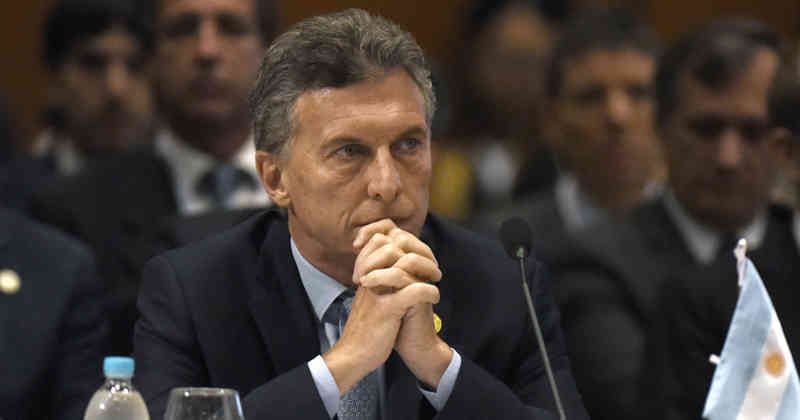 Personas cercanas al presidente de Argentina Mauricio Macri han sido vinculadas al escándalo Odebrecht. Gustavo Arribas, jefe del espionaje y amigo de Macri  ha declarado ante la justicia de Argentina por transferencias de 600.000 dolares.