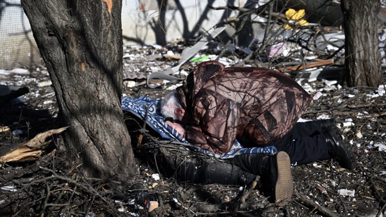 Chernígov, ubicada al norte de Ucrania. En esta imagen, un ciudadano llora la muerte de un combatiente en la guerra entre Ucrania y Rusia.