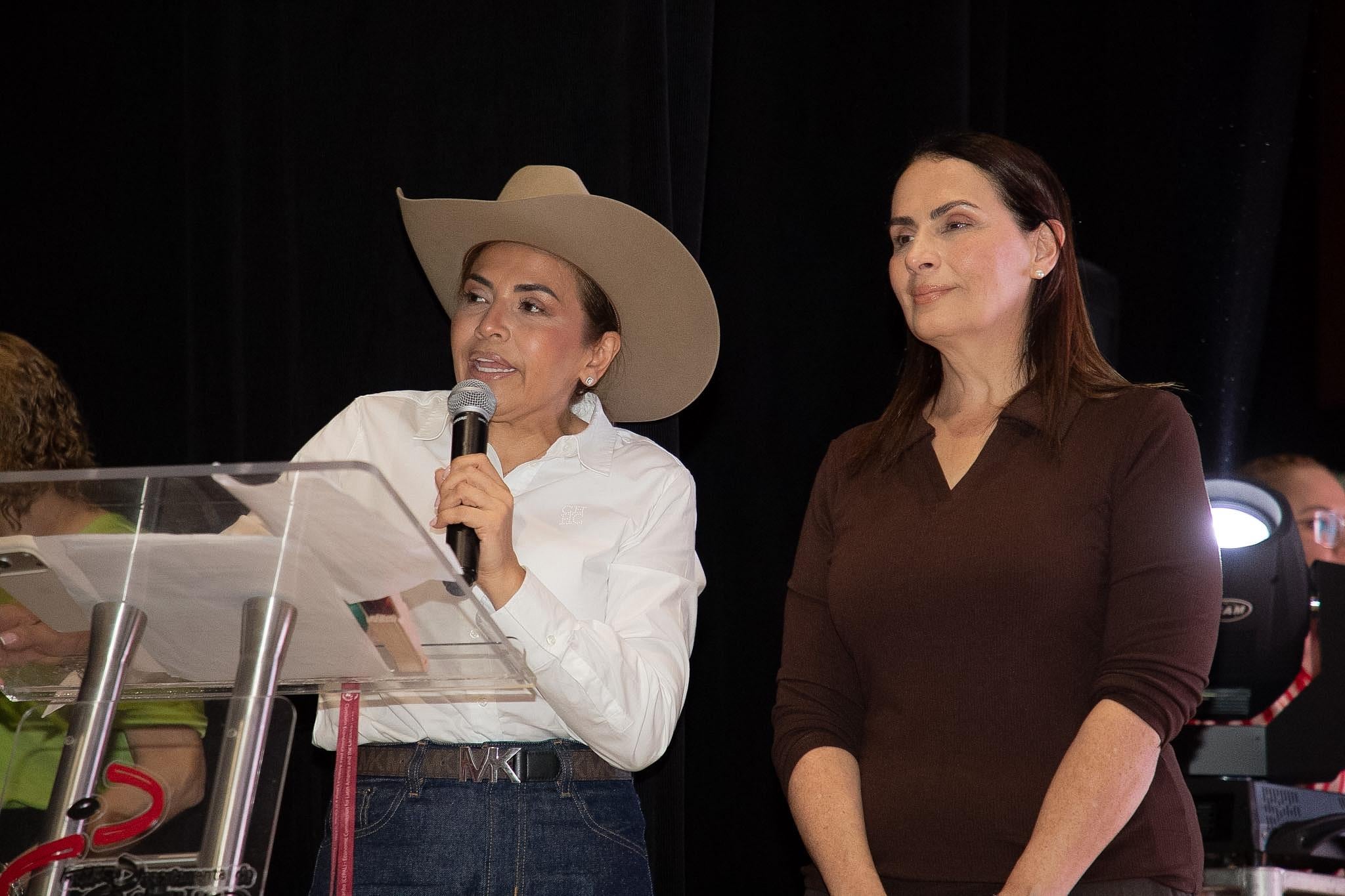 Pie de foto 3
La gobernadora del Meta, Rafaela Cortés Zambrano, y la viceministra de las Artes y la Economía Cultural y Creativa, Ana María Abello Restrepo, acompañaron el segundo Torneo Departamental Infantil del Joropo, que reunió a 287 niños.
