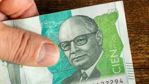 Colombian 100 pesos, held in hand, Highest denomination