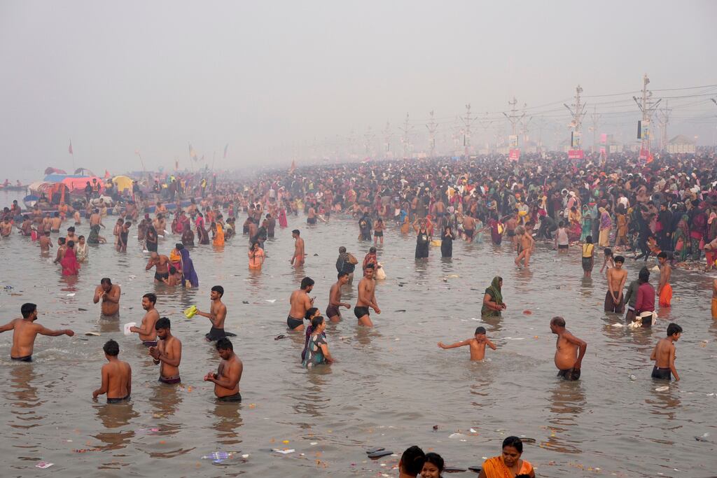 Devotos hindúes se dan un baño sagrado en el Sangam, la confluencia de los ríos Ganges, Yamuna y el mítico Saraswati, en "Mauni Amavasya" o día de luna nueva durante el festival Maha Kumbh en Prayagraj, India, el miércoles 29 de enero de 2025. (Foto AP/Deepak Sharma)