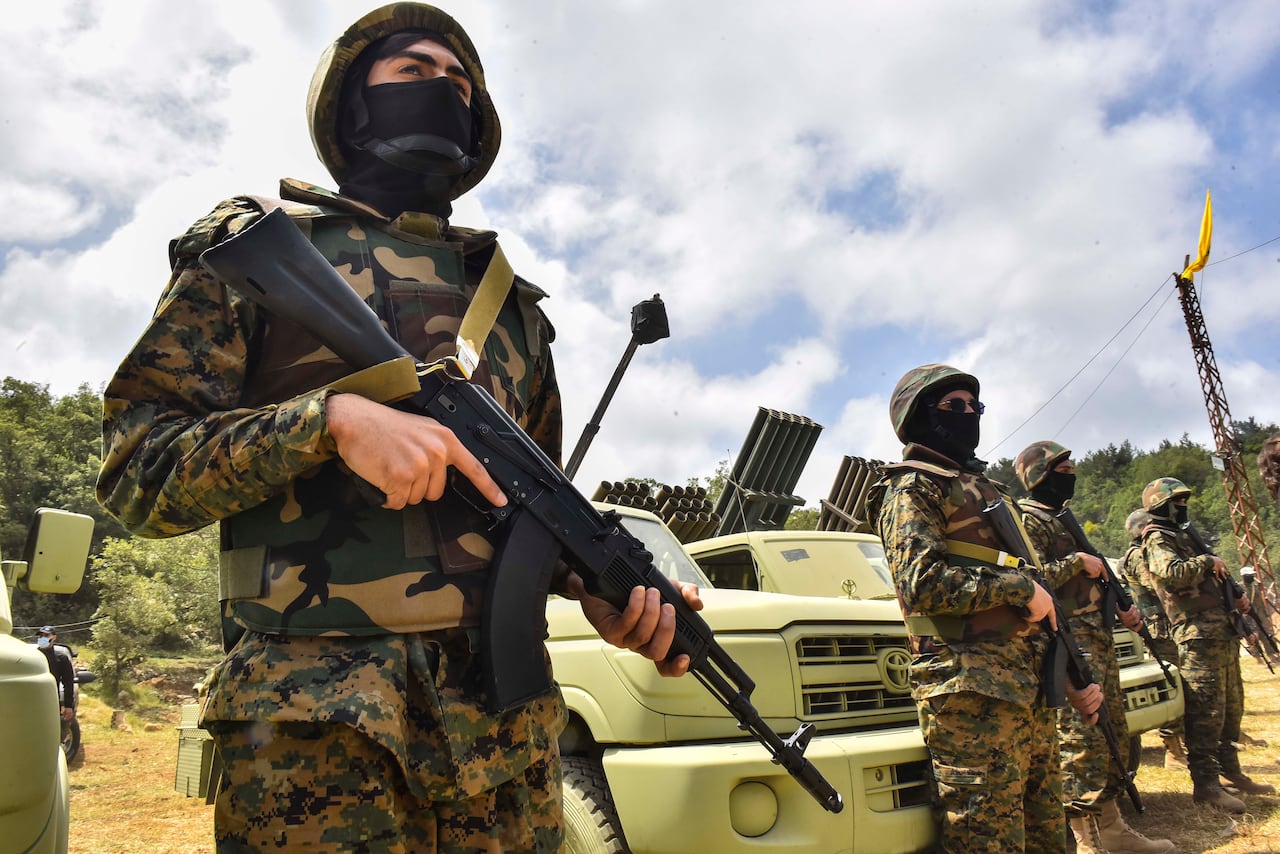 Los combatientes libaneses de Hezbolá participan en incursiones transfronterizas, parte de un ejercicio militar a gran escala, en Aaramta, en la frontera con Israel, el 21 de mayo de 2023