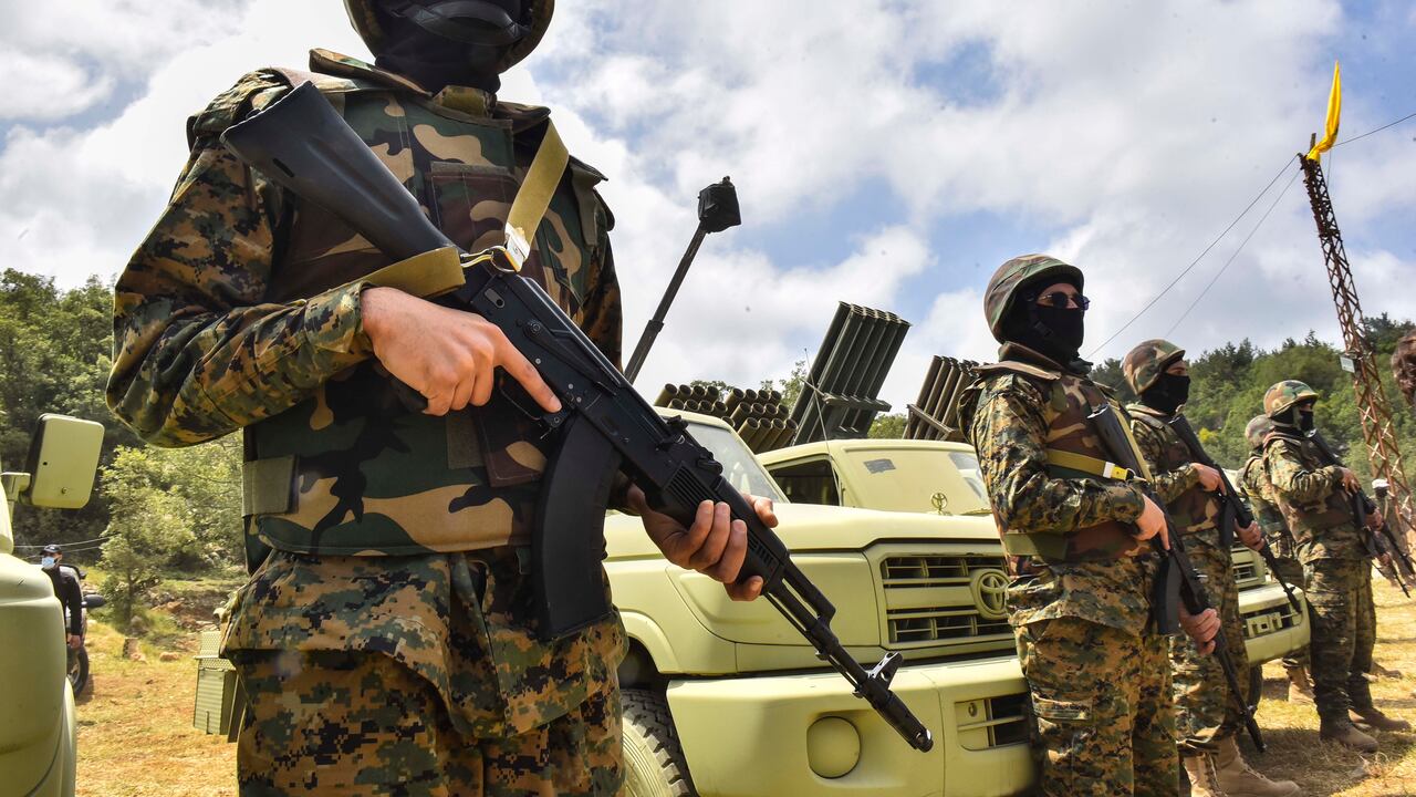Los combatientes libaneses de Hezbolá participan en incursiones transfronterizas, parte de un ejercicio militar a gran escala, en Aaramta, en la frontera con Israel, el 21 de mayo de 2023