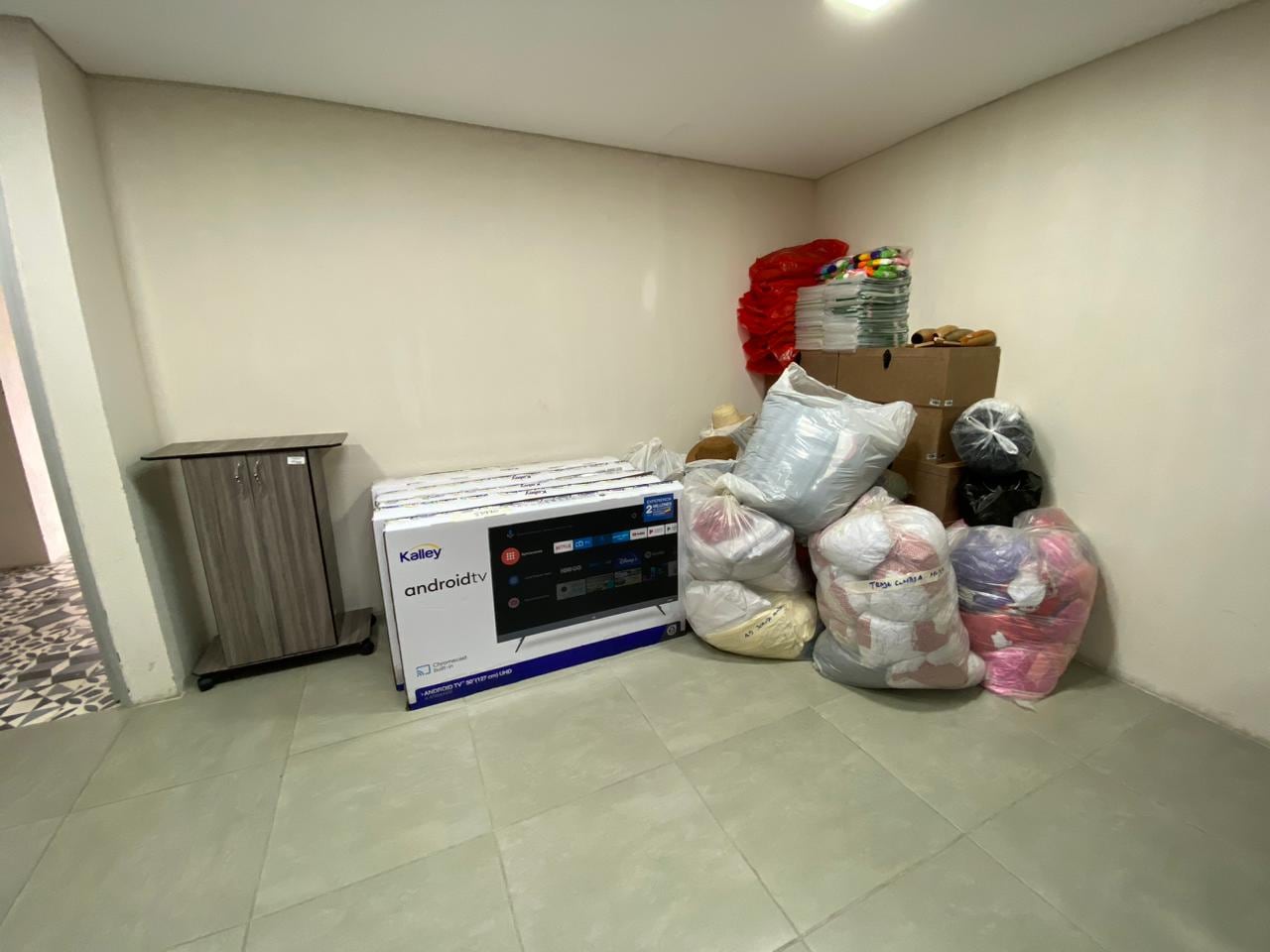 Los televisores permanecen guardados en caja. No estarían siendo utilizados.