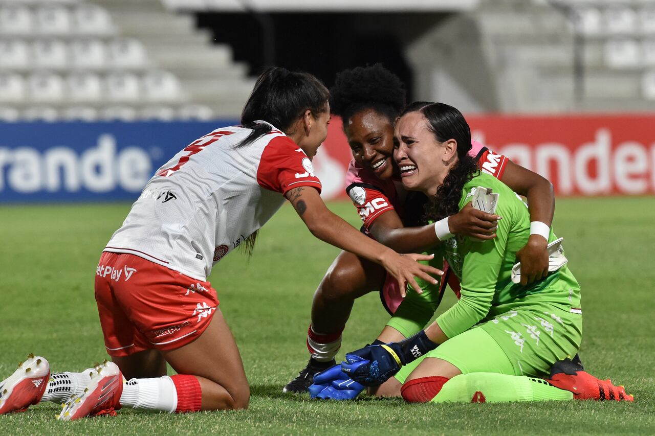 Colombia's Santa Fe players celebrate after defeating Brazil's Ferroviaria by penalty kicks during their Women's Copa Libertadores semifinal football match at the Jose Manuel Ferreira stadium in Asuncion, on November 15, 2021. (Photo by NORBERTO DUARTE / AFP)