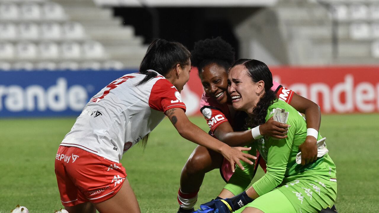 Colombia's Santa Fe players celebrate after defeating Brazil's Ferroviaria by penalty kicks during their Women's Copa Libertadores semifinal football match at the Jose Manuel Ferreira stadium in Asuncion, on November 15, 2021. (Photo by NORBERTO DUARTE / AFP)