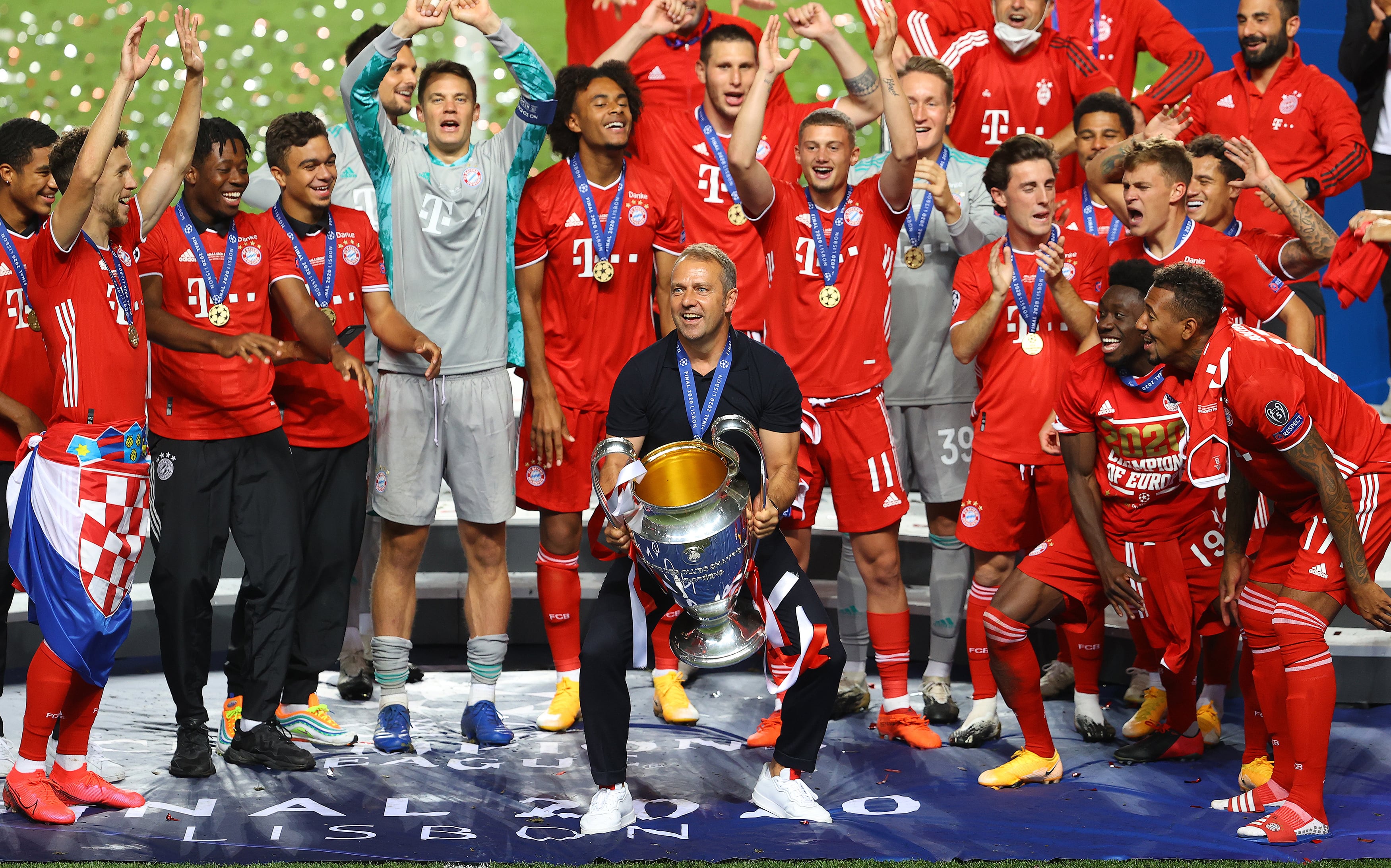 El entonces técnico del Bayern, Hansi Flick, celebrando junto a sus jugadores la Champions League 2019-2020