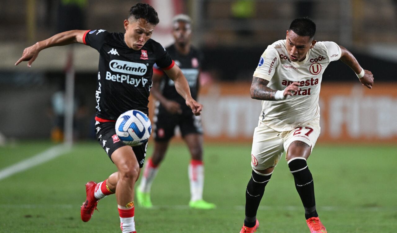 Independiente Santa Fe en su visita a Universitario en Perú por Sudamericana.
