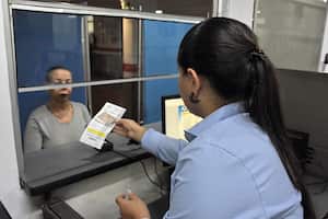 Desde la oficina de licencias del CDAV , Hacen un llamado a la ciudadanía caleña a que se acerquen a renovar las licencias de conducción, Presto que a la fecha solo van 89 mil de las 150 mil que se tenían presupuestadas para el año 2023 y también para que se eviten sanciones en los controles de tránsito por parte de las autoridades.