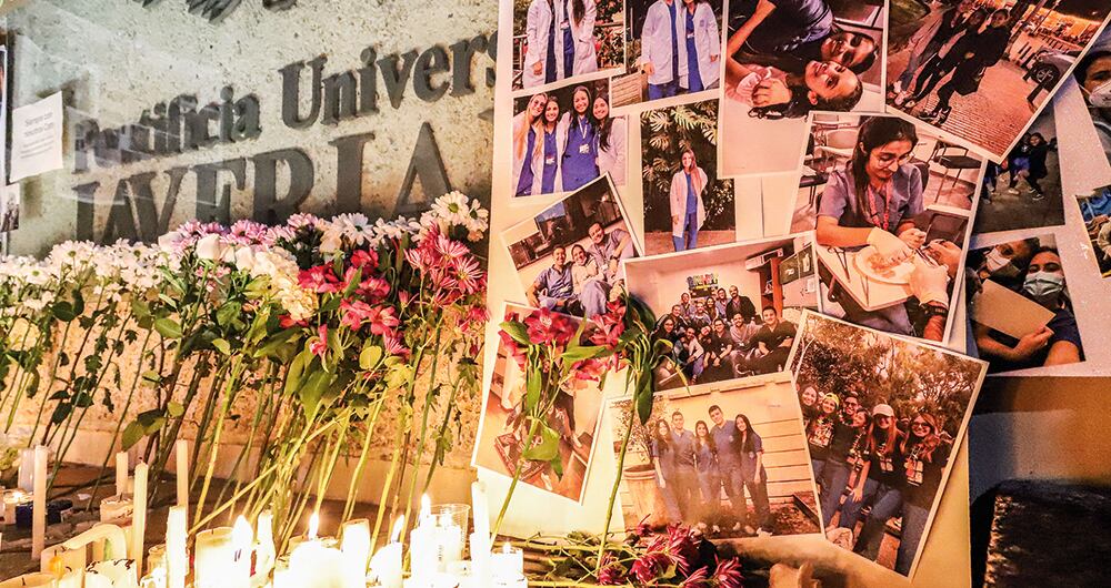     Centenares de compañeros de Catalina Gutiérrez y docentes de la Javeriana se dieron cita en esta universidad el pasado lunes en una velatón en la que muchos la recordaron como una brillante médica.