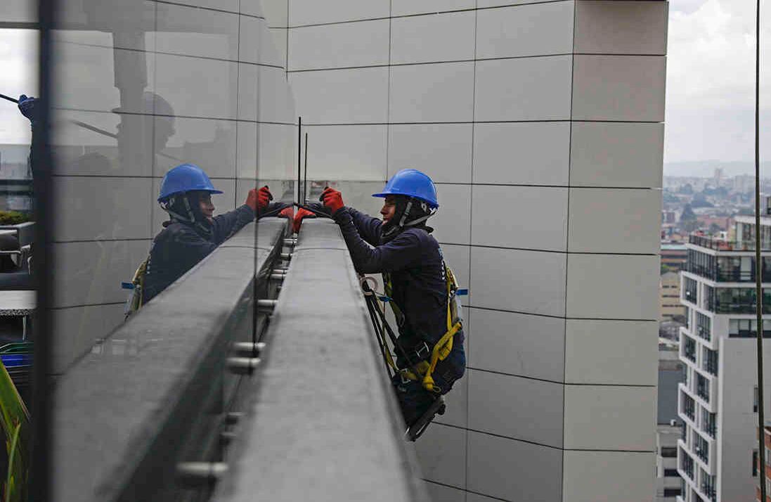 Los trabajos de altura suelen ser realizados por hombres. Prueba de ello es el alto índice de mortalidad en esta población, ya que de 107 trabajadores que murieron en 2017 por caídas de altura, tan solo 2 eran mujeres. Foto: Gabriela Alvarado