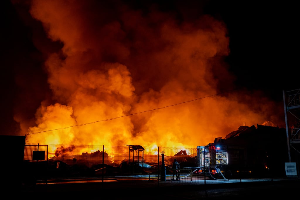 Bomberos extinguen un incendio después de que misiles rusos impactaran en un almacén en Kiev, Ucrania, el miércoles 5 de agosto de 2026. (Foto AP/Dan Bashakov)