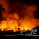 Bomberos extinguen un incendio después de que misiles rusos impactaran en un almacén en Kiev, Ucrania, el miércoles 5 de agosto de 2026. (Foto AP/Dan Bashakov)