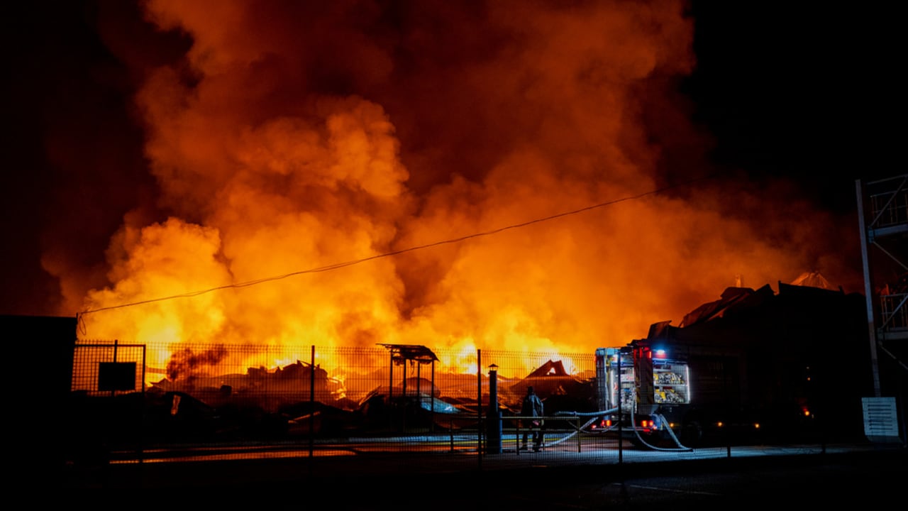 Bomberos extinguen un incendio después de que misiles rusos impactaran en un almacén en Kiev, Ucrania.