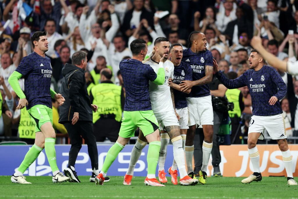 MADRID, SPAIN - MAY 08: Joselu of Real Madrid celebrates scoring his team's first goal with teammates during the UEFA Champions League semi-final second leg match between Real Madrid and FC Bayern München at Estadio Santiago Bernabeu on May 08, 2024 in Madrid, Spain. (Photo by Clive Brunskill/Getty Images)
