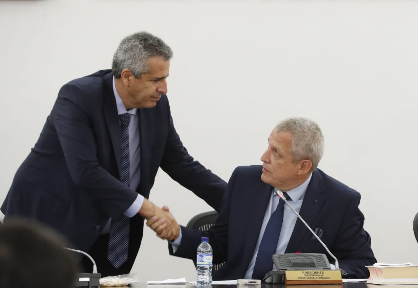 Con bastante resignación, el ministro del Interior Luis Fernando Velasco felicitó a Germán Blanco por la elección.