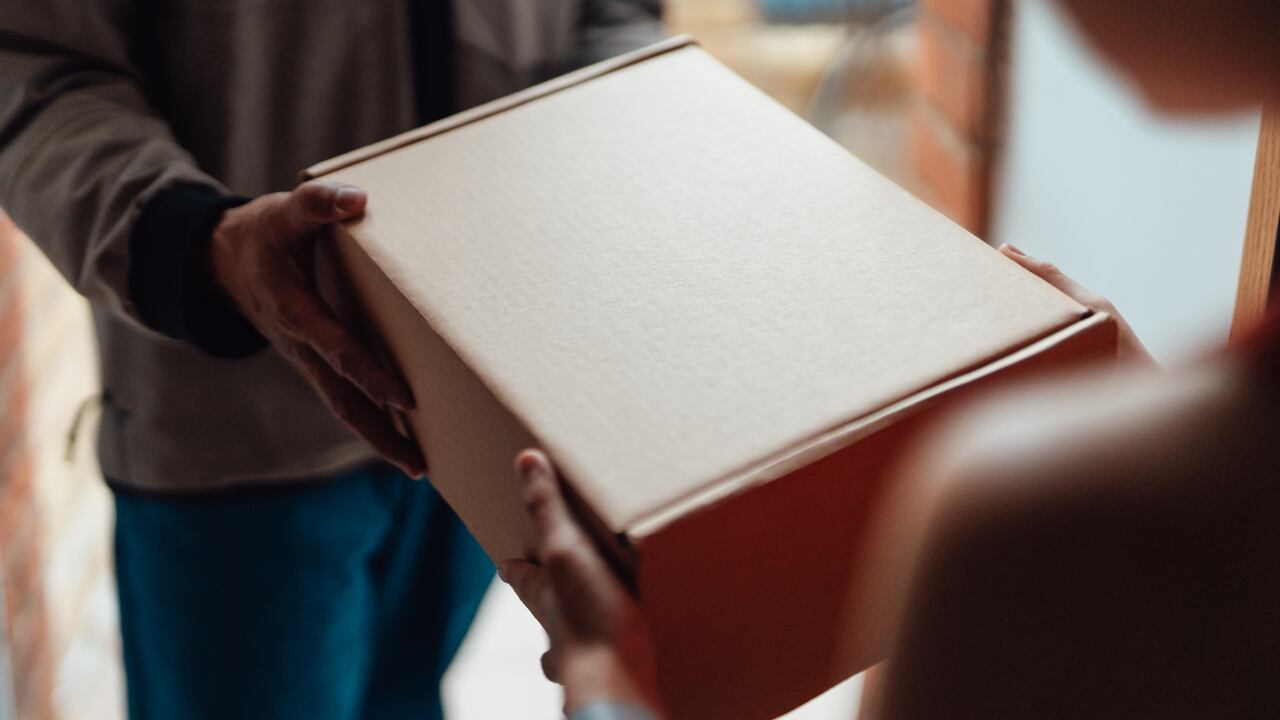 Recibir un envío sin haber comprado nada ya no es solo un error: puede tratarse de una estafa silenciosa.