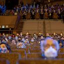 Los invitados a la ceremonia de apertura de la edición 77 del Festival de Cine de Venecia usan mascarillas y se sientan a una distancia segura, en el Lido de Venecia, Italia, el 2 de septiembre de 2020. El Festival se llevará a cabo del 2 de septiembre al 12 de septiembre. Italia fue uno de los países más afectados por la pandemia de coronavirus, y el festival servirá como una celebración de su reapertura y una señal de que el mundo del cine, en gran parte en pausa desde marzo, también está regresando. Foto: Domenico Stinellis / AP