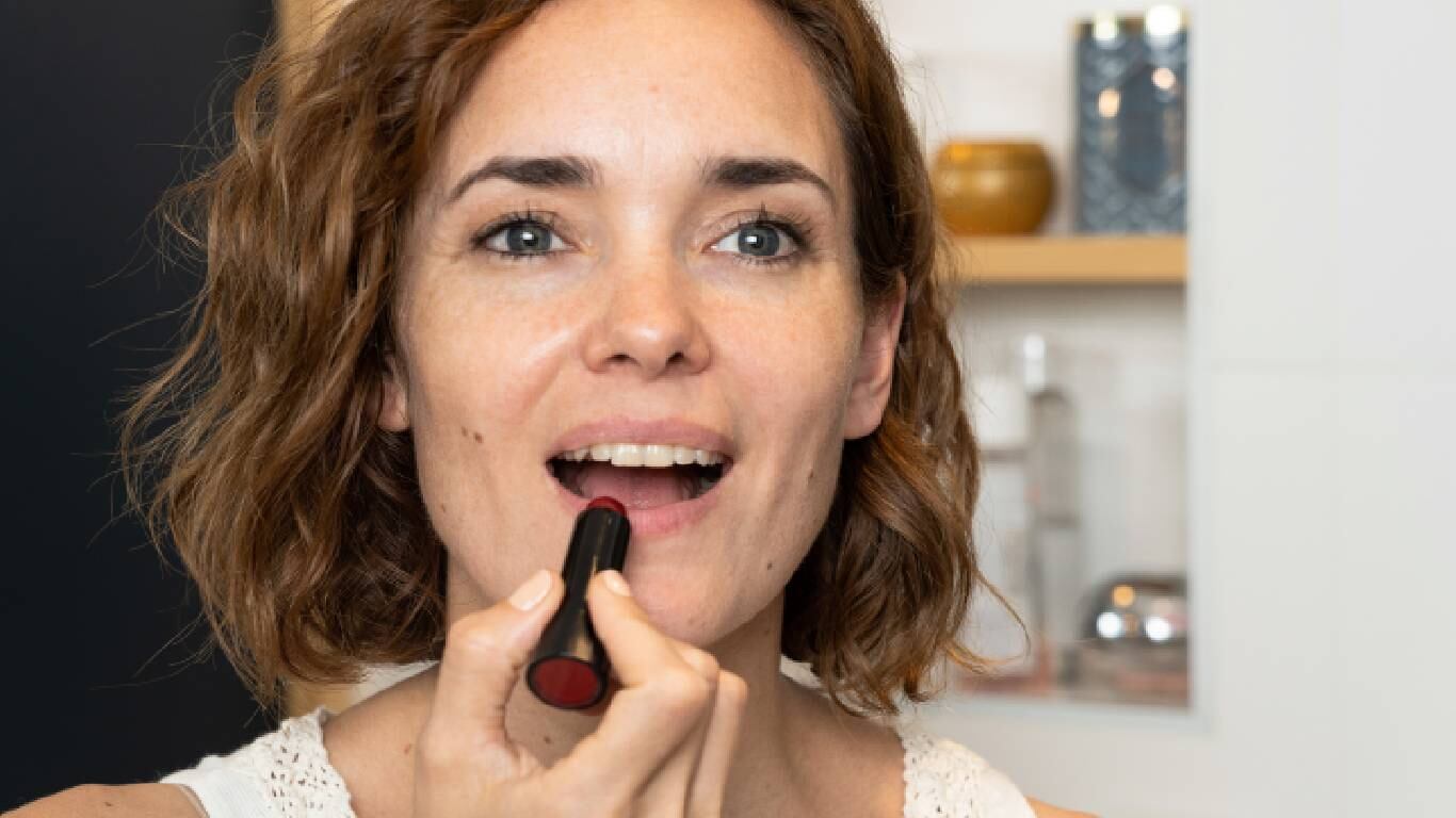 Especialistas señalan que el envejecimiento se empieza a notar en el contorno de los labios. Foto: Getty Images.