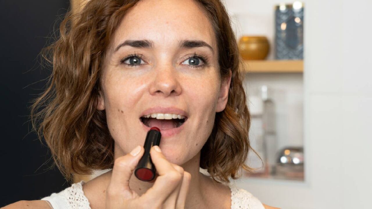 Especialistas señalan que el envejecimiento se empieza a notar en el contorno de los labios. Foto: Getty Images.