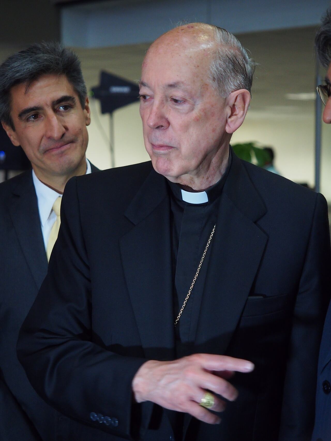 Cardenal Juan Luis Cipriani (F), arzobispo de Lima, cruzando miradas con Alejandro Neyra Sánchez (B), Ministro de Cultura de Perú. (Foto de Fotoholica Press/LightRocket vía Getty Images)