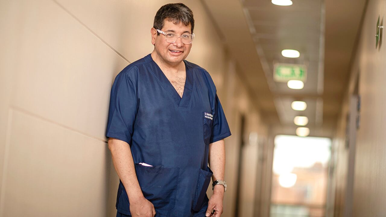 El doctor Contreras es jefe de neumólogos en la Reina Sofía y en la Clínica Los Nogales. Su testimonio sobre lo que se vive en las ucis es estremecedor.