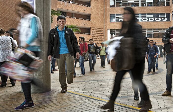 REINEL: En el 2006, Reinel Barbosa, de 20 años y recién graduado de bachiller, llegó a Bogotá proveniente de La Uribe, Meta, para trabajar en el taller de metalmecánica de un tío. De esta forma seguía la costumbre de sus padres quienes, ante el miedo de que sus hijos fueran reclutados por grupos al margen de la ley, los sacaban de la región al terminar el colegio. En la Semana Santa del 2008, Reinel regresó a visitar a su familia. Luego, el 22 de marzo, a las 5:30 p. m., cuando se trasladaba en compañía de otras tres personas a una vereda cercana para visitar un amigo de infancia, entró en un campo minado. Como consecuencia de una explosión perdió su pierna izquierda. Tras permanecer más de un mes en Villavicencio, Reinel regresó a Bogotá donde, gracias a tutelas y derechos de petición, logró continuar con su recuperación. Intentó regresar a las labores agrícolas y se fue con una hermana a San Juan de Rioseco, Cundinamarca, pero “es imposible caminar en el campo con una prótesis”. Regresó a Bogotá a vivir con un hermano y desde el 2010 trabaja con la Campaña Colombiana contra Minas, donde presta ayuda a otras víctimas del conflicto, mientras adelanta estudios de Ingeniería de Redes de Computación y Seguridad Informática,l en la Universidad Minuto de Dios.