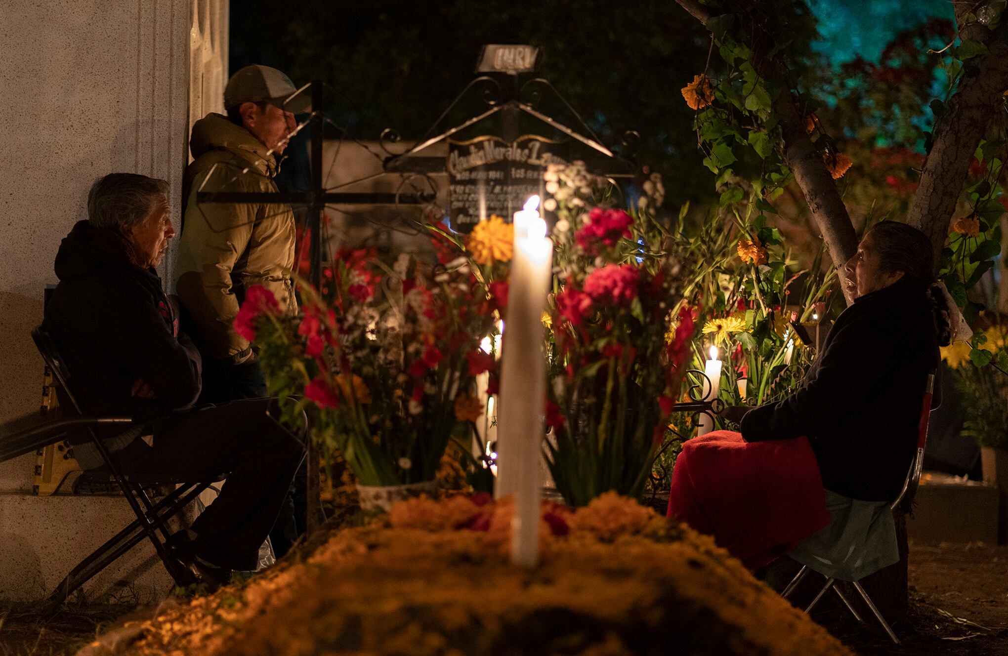 En imágenes : Familias mexicanas se reúnen en cementerios para celebrar el Día de Muertos