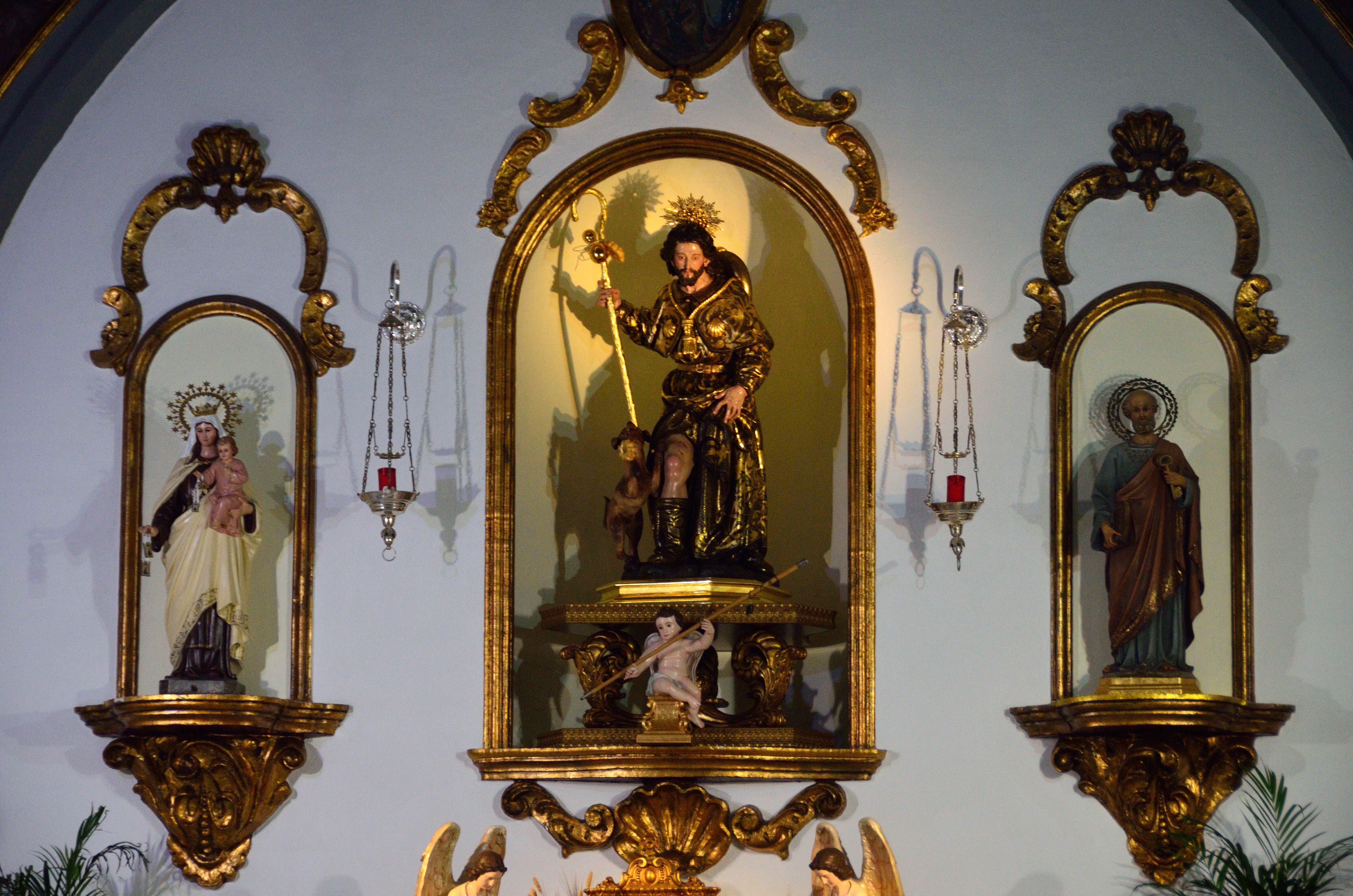 El santo cuidaba y ayudaba a los animales.