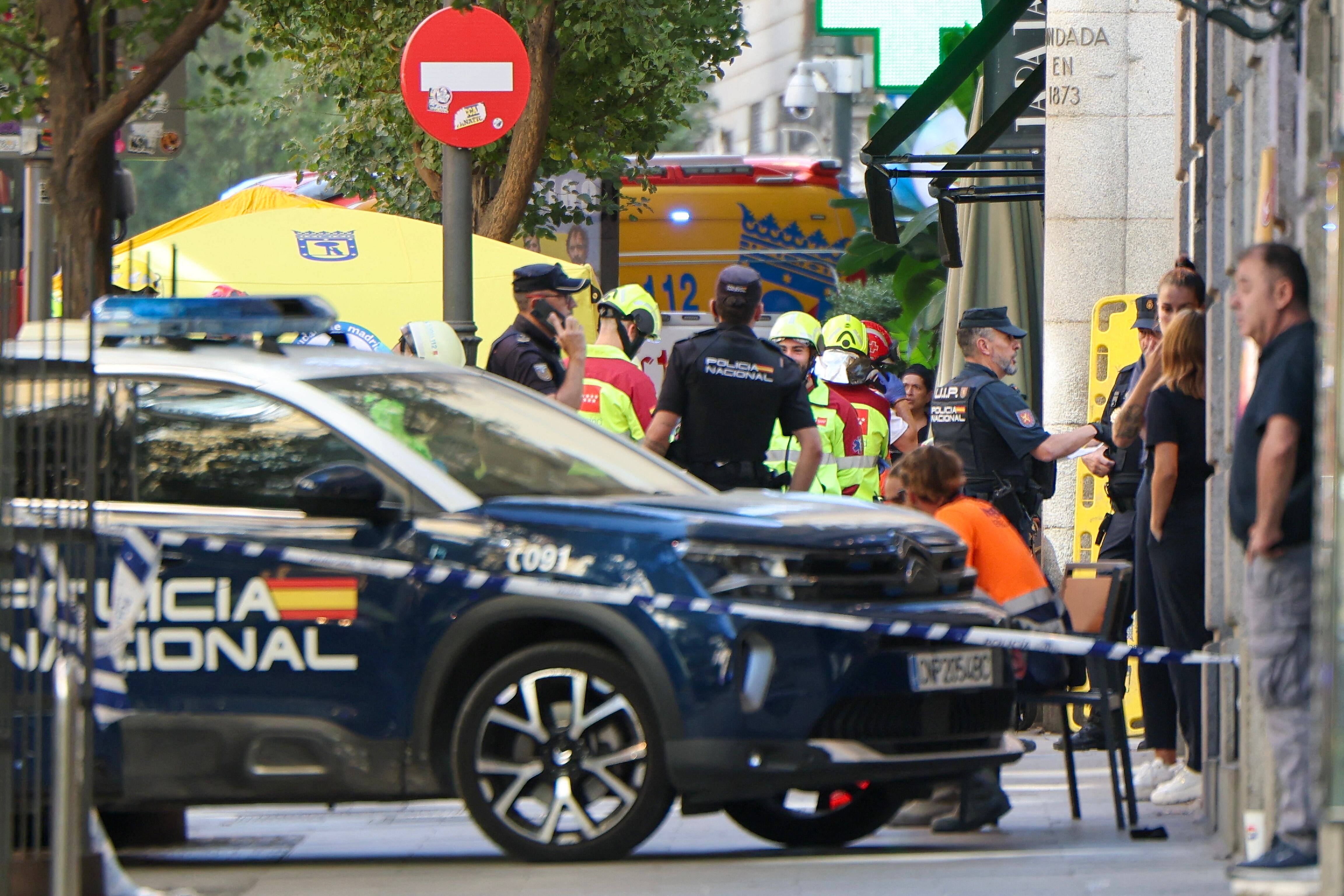 Los servicios de emergencia españoles acudieron el martes a un edificio derrumbado en el centro turístico de Madrid, y los medios locales informaron de la desaparición de varias personas.
