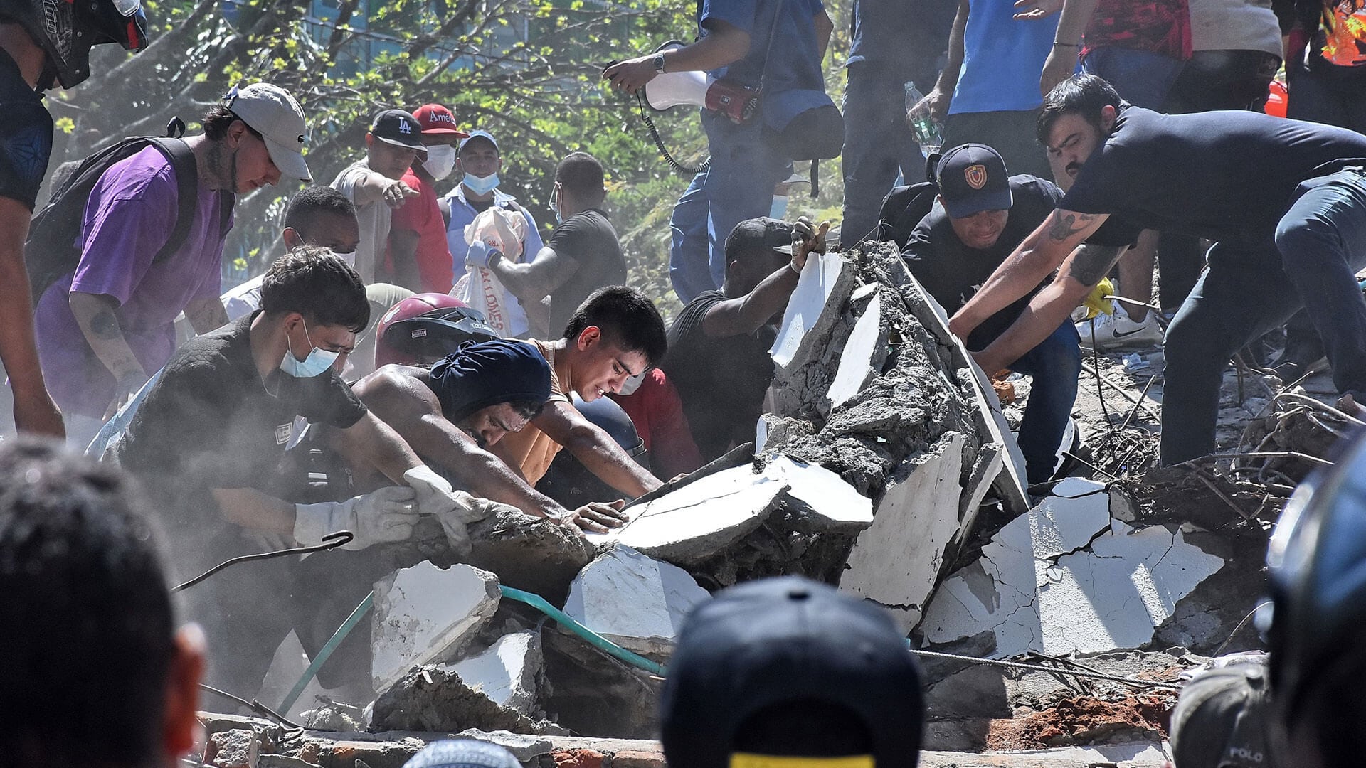 Operativo de búsqueda de sobrevivientes entre las ruinas del edificio colapsado Casa Médica Veno-Estil tras el sismo de magnitud 7.4