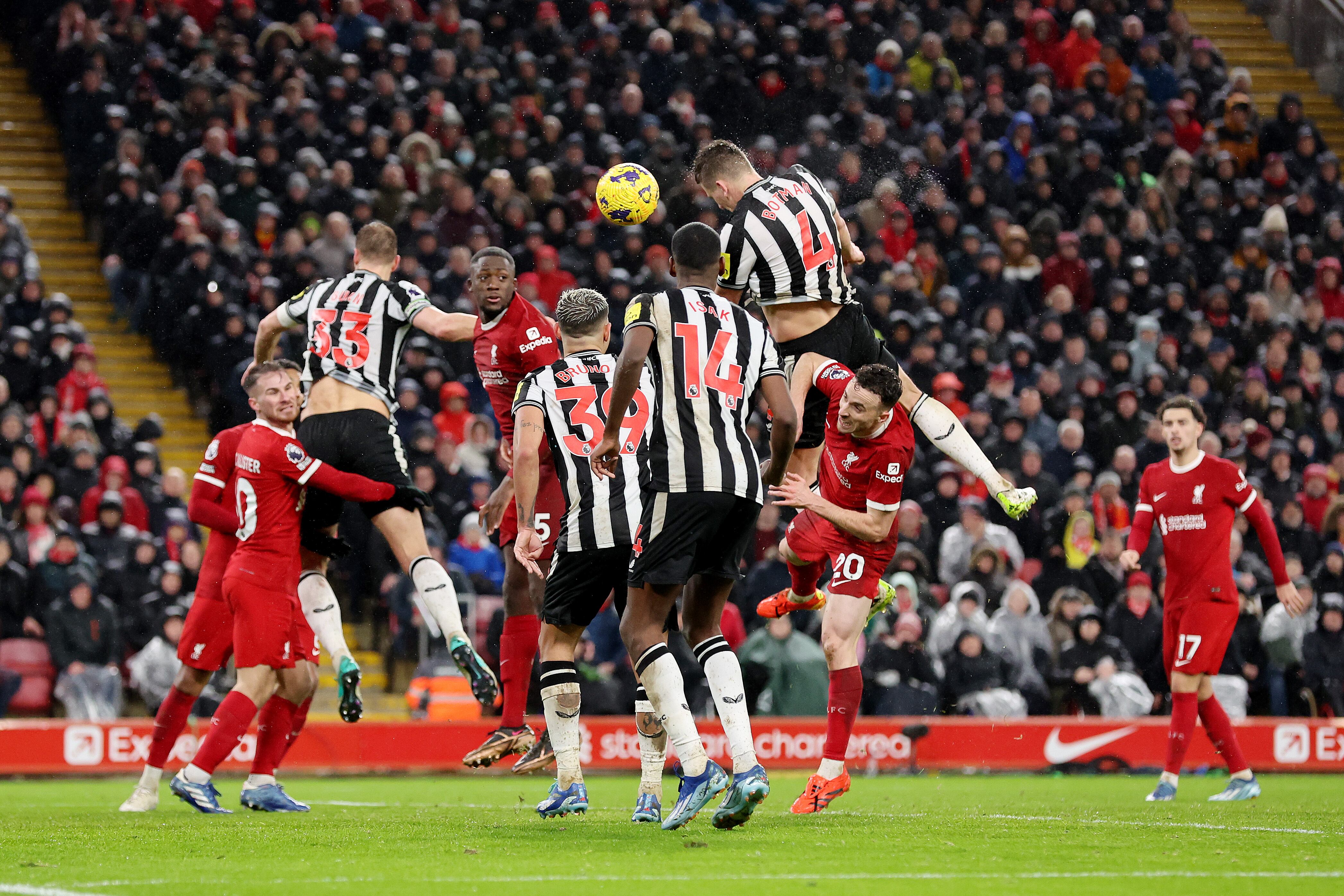 Imagen del duelo entre Liverpool y Newcastle.