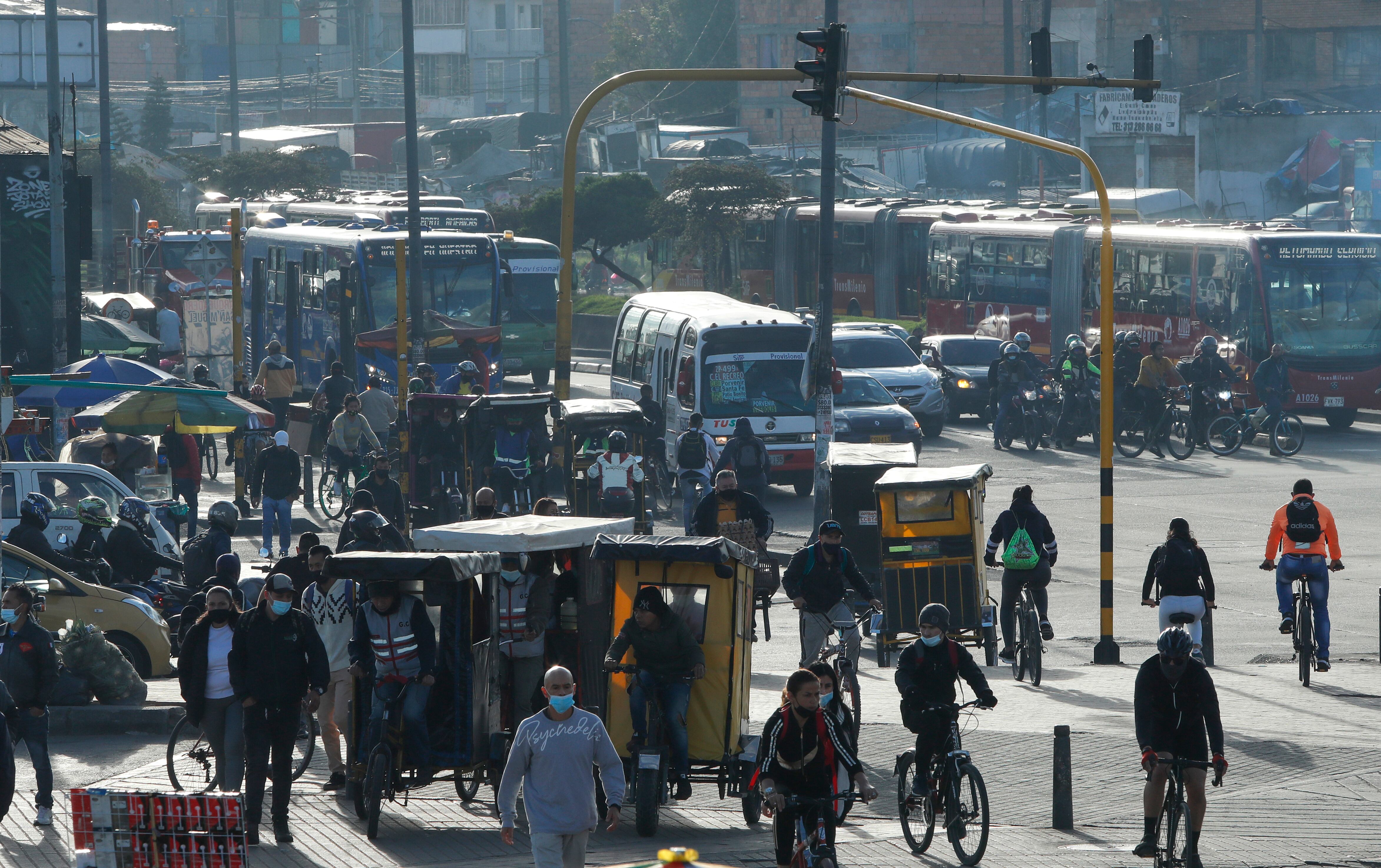 Transporte localidad de Kennedy  bicitaxis, motos y bicicletas
Bogota julio 6 del 2021
Foto Guillermo Torres Reina / Semana