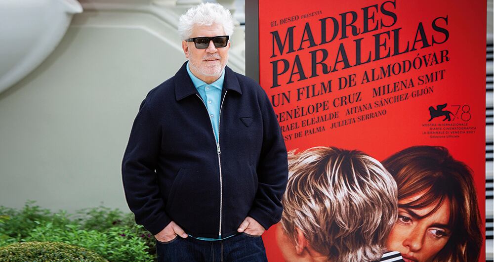    Este Almodóvar se aleja activamente del artista apolítico que fue por mucho tiempo. En esta, su séptima película con Penélope Cruz, introduce el talento de Milena Smit con un rol esencial.