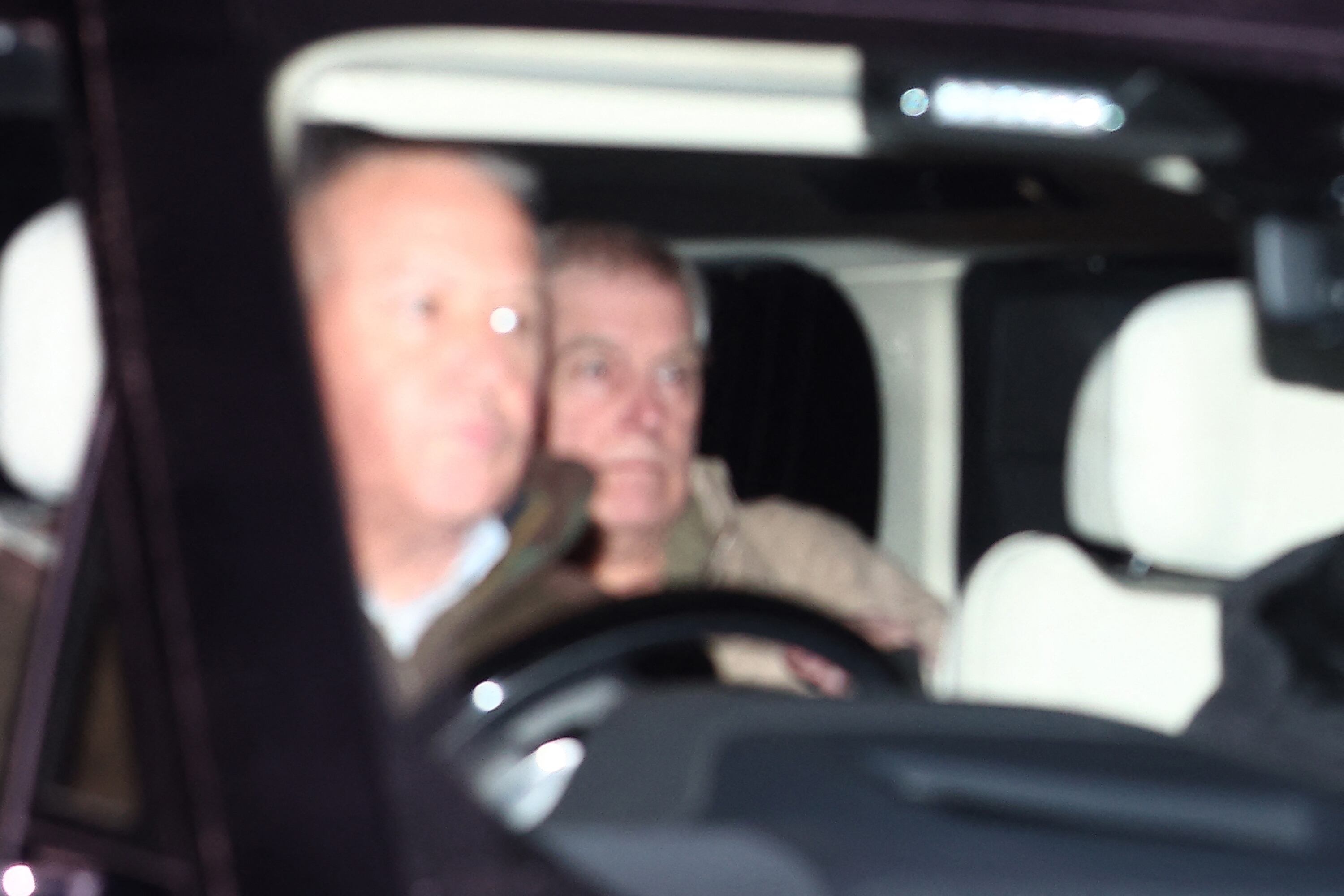 Andrew Mountbatten Windsor sale de la comisaría de policía de Aylsham.