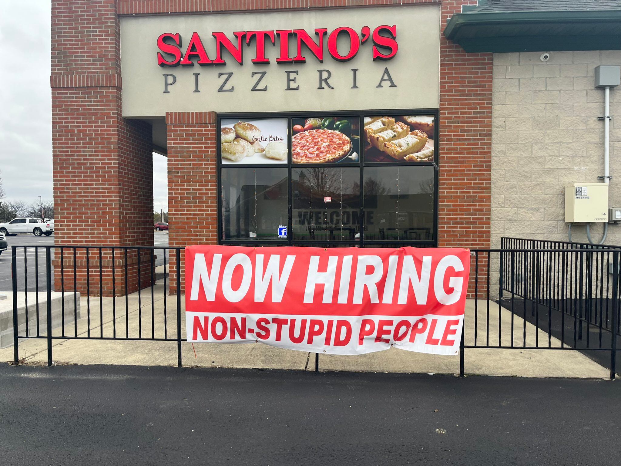 La pizzería Santino's, se hizo popular en Ohio, por su partícular anuncio en busca de nuevos empleados. Foto: Twitter @StephanieWSYX6
