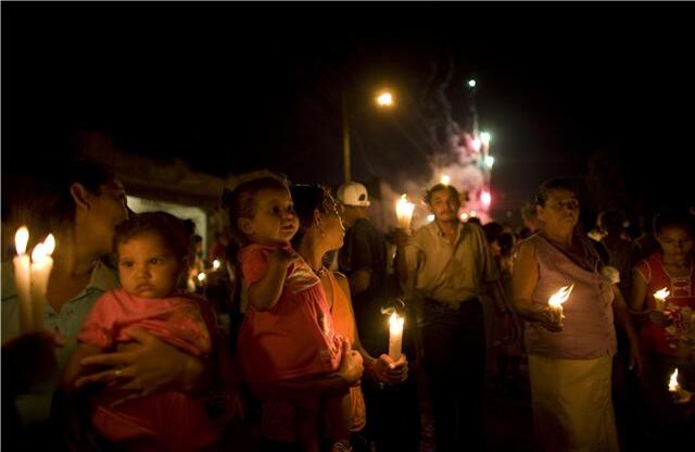 “En un instante transformaron la aldea. Los habitantes de Macondo se encontraron de pronto perdidos en sus propias calles, aturdidos por la feria multitudinaria. Llevando un niño de cada mano para no perderlos en el tumulto, tropezando con saltimbanquis de dientes acorazados de oro y malabaristas de seis brazos, sofocado por el confuso aliento de estiércol y sándalo que exhalaba la muchedumbre.” (“Cien Años de Soledad”) - Procesión nocturna a la virgen del Carmen en Carmen de Bolívar, Jueves, Julio 16,2009.