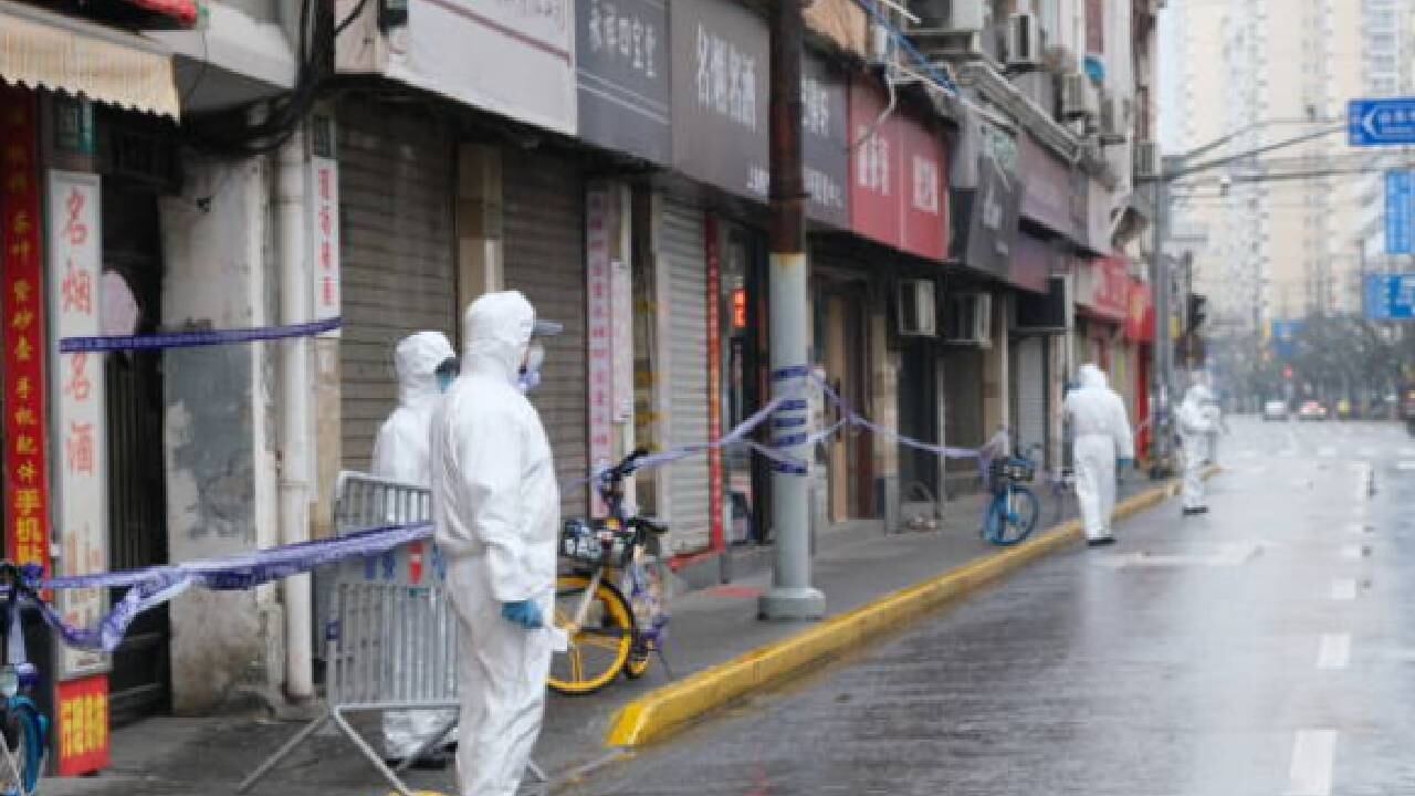 Hong Kong reconsidera imponer confinamiento ante ola de covid-19