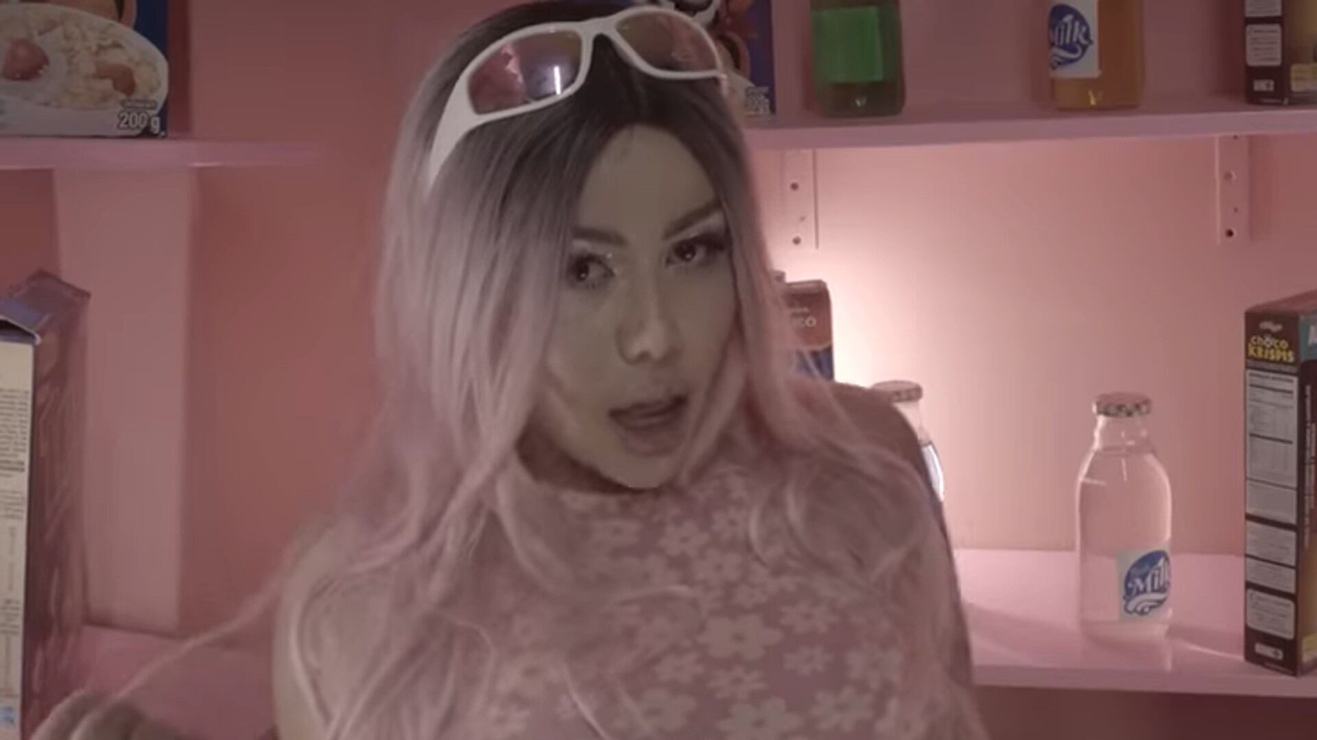 Yina Calderón lanza el video de 'Beso de tres' y la llenan de críticas.