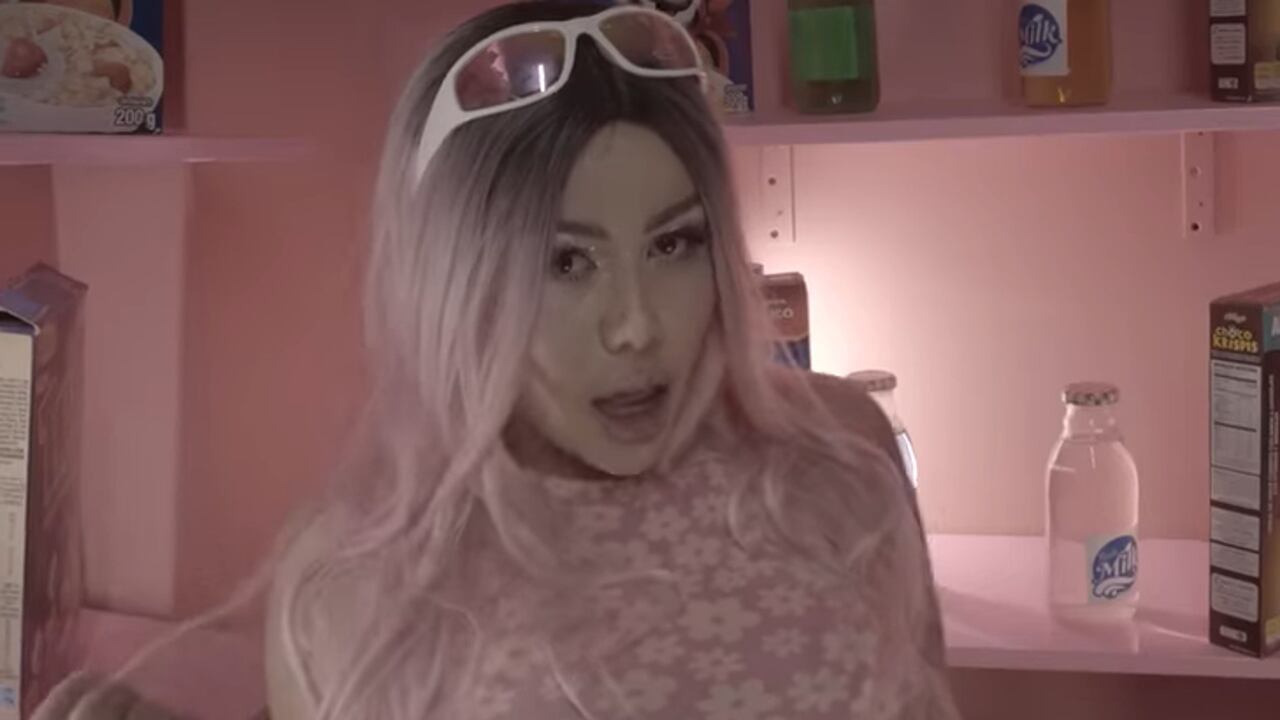 Yina Calderón lanza el video de 'Beso de tres' y la llenan de críticas.